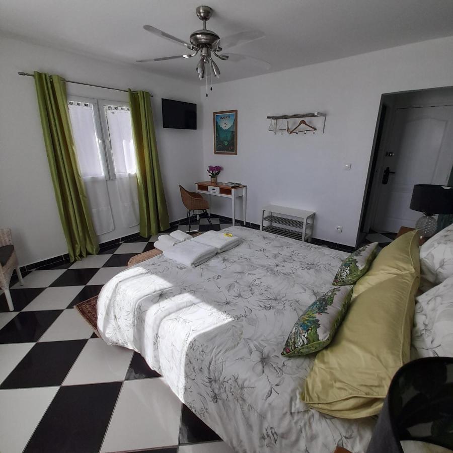 Villa Garriga Le Bois de Nefles  Pokoj fotografie